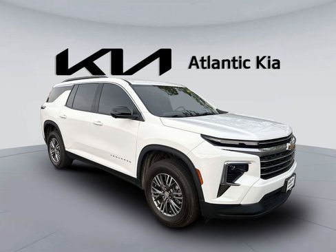 Used 2025 Chevrolet Traverse LT w/ Driver Confidence Package AWD/4WD image 4