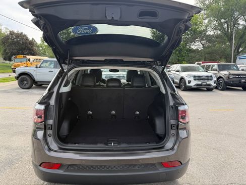 Used 2018 Jeep Compass Latitude w/ Popular Equipment Group FWD image 9