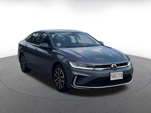 Used 2025 Volkswagen Jetta SE FWD image 3