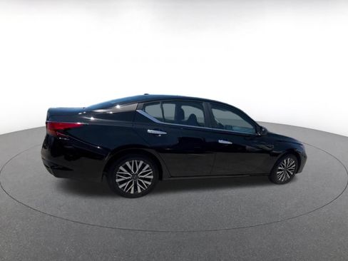 Used 2025 Nissan Altima 2.5 SV FWD image 13