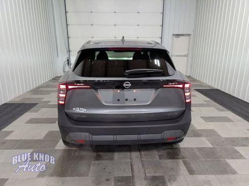 Used 2025 Nissan Kicks SV image 3