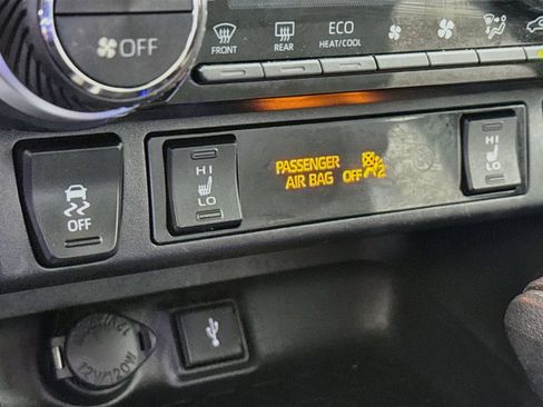 Used 2021 Toyota RAV4 XLE w/ Convenience Package AWD/4WD image 16