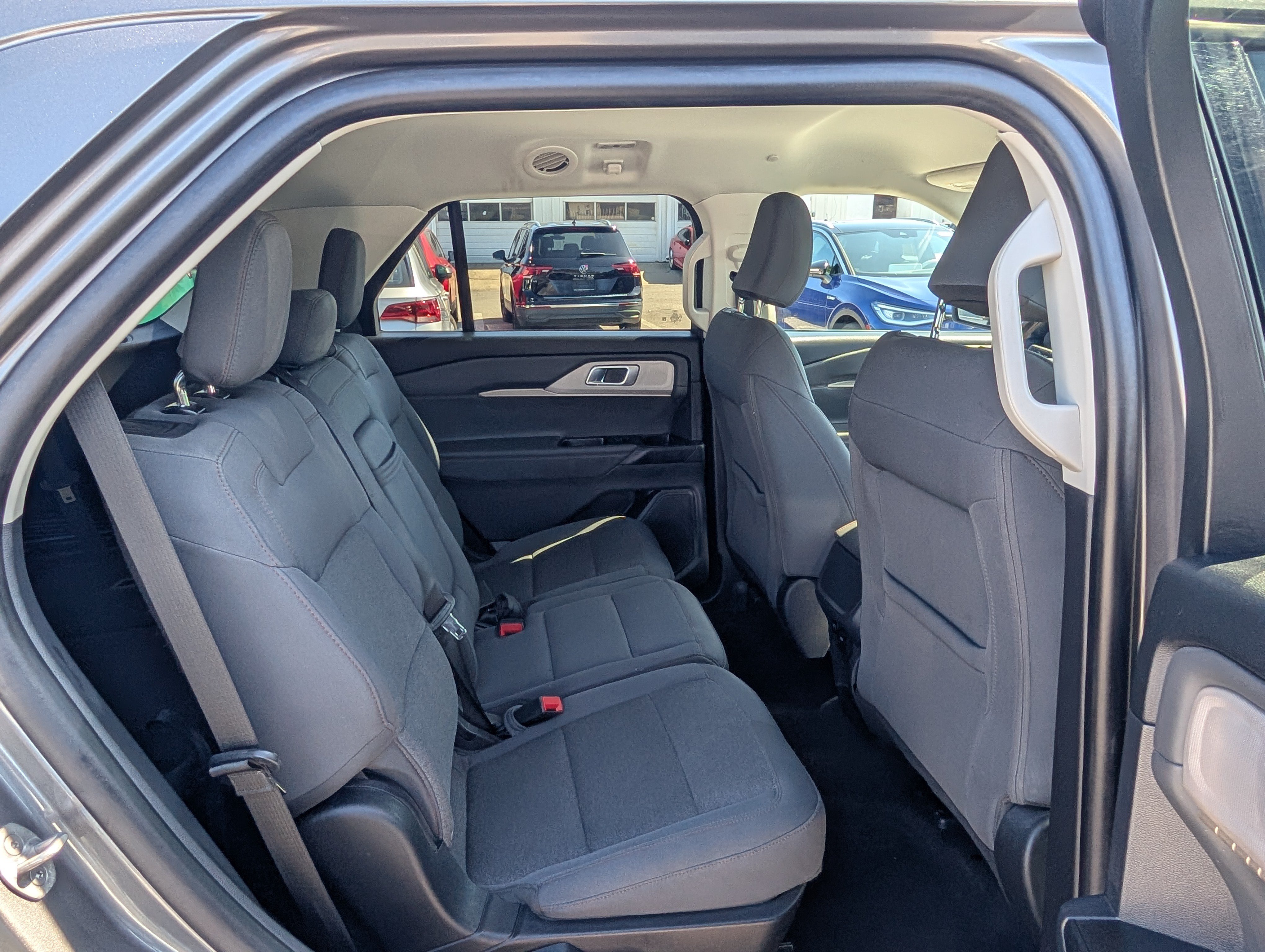 Used 2025 Ford Explorer Active AWD/4WD image 12