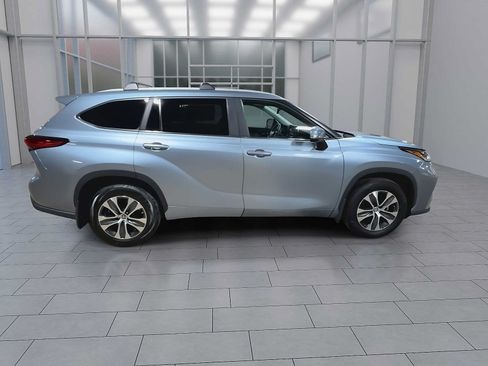 Used 2023 Toyota Highlander XLE AWD/4WD image 9