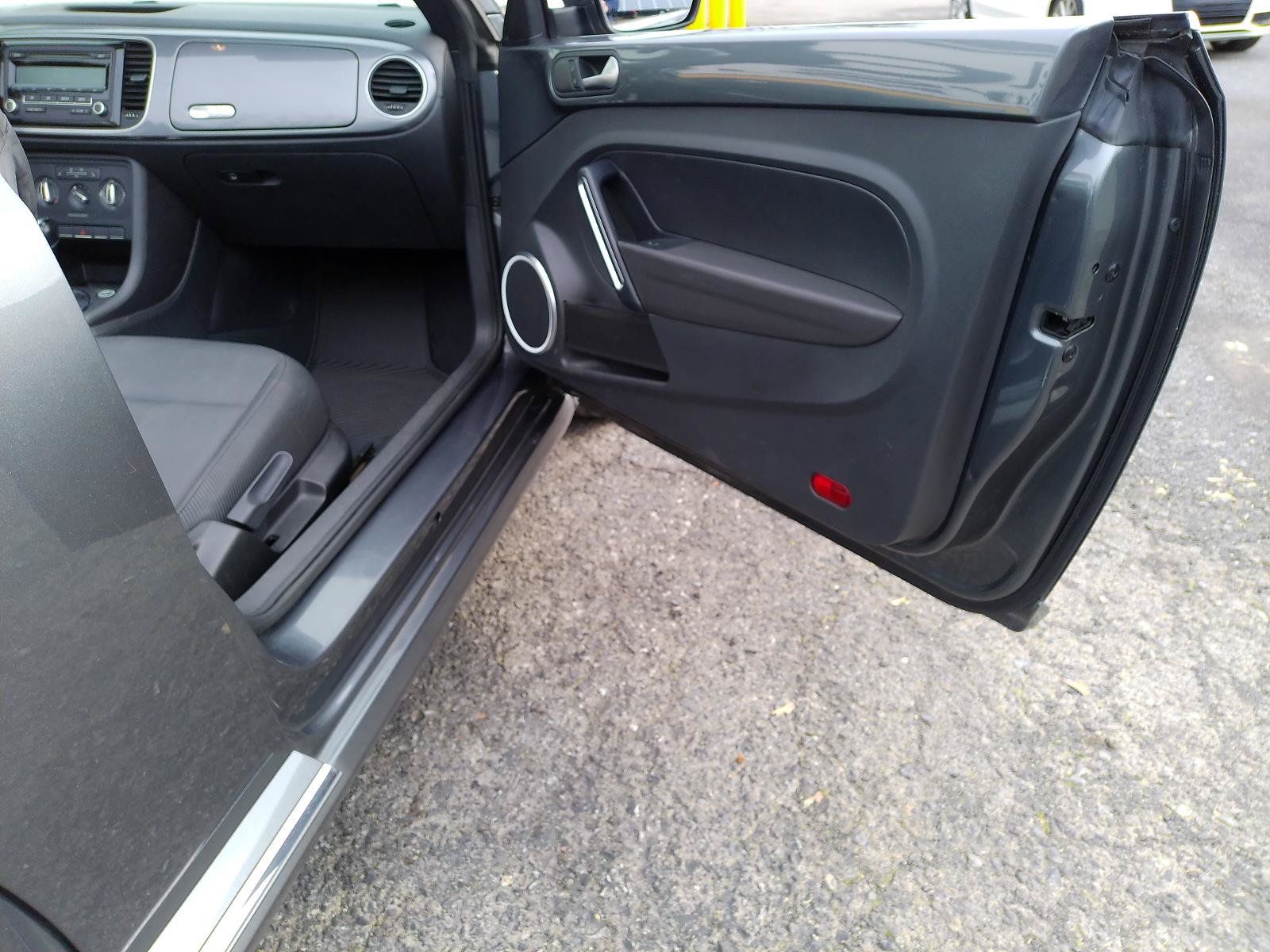 Used 2014 Volkswagen Beetle 2.5 FWD image 31