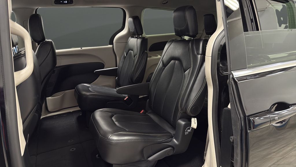 Used 2024 Chrysler Pacifica Touring-L FWD image 23