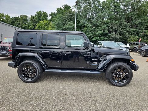 Used 2023 Jeep Wrangler Unlimited Sahara w/ Cold Weather Group AWD/4WD image 7
