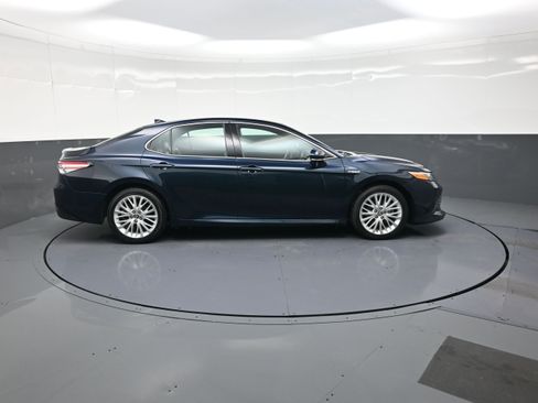 Used 2020 Toyota Camry XLE image 2