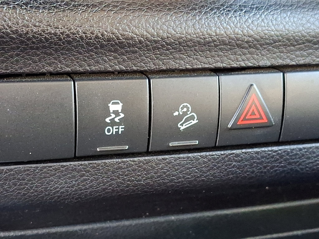 Used 2018 Jeep Wrangler Unlimited Sahara w/ Connectivity Group AWD/4WD image 23