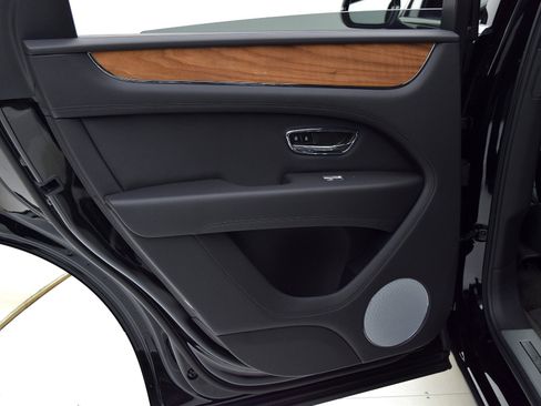 Certified 2021 Bentley Bentayga Plug-In Hybrid AWD/4WD image 36