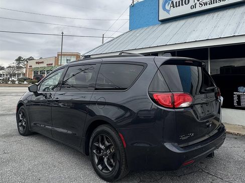 Used 2020 Chrysler Pacifica Touring-L image 6