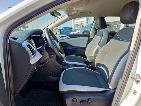 Certified 2025 Volkswagen Taos SE image 10