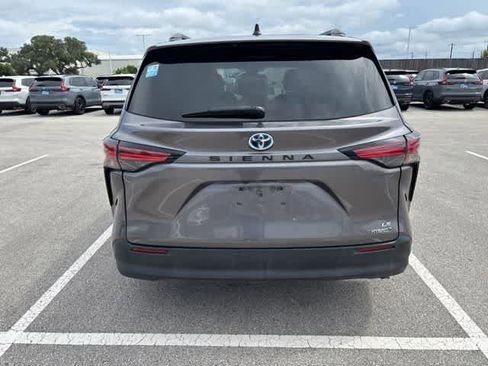 Used 2021 Toyota Sienna LE FWD image 4