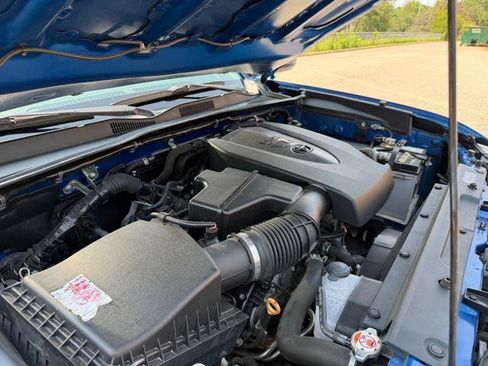Used 2018 Toyota Tacoma SR5 RWD image 44