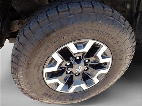 Used 2022 Toyota Tacoma TRD Off-Road image 7