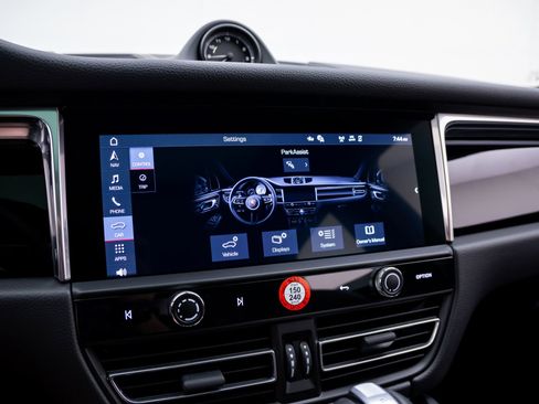 Certified 2026 Porsche Macan AWD/4WD image 25