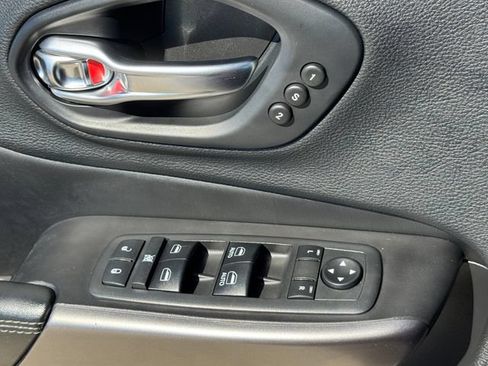 Used 2019 Jeep Cherokee Limited AWD/4WD image 31