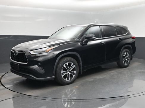 Used 2021 Toyota Highlander XLE AWD/4WD image 22