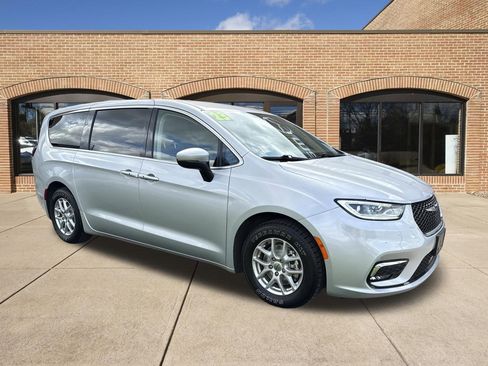 Used 2023 Chrysler Pacifica Touring-L FWD image 2