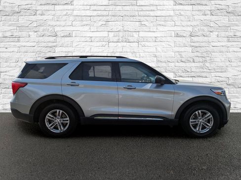 Used 2023 Ford Explorer XLT w/ Equipment Group 202A RWD image 5