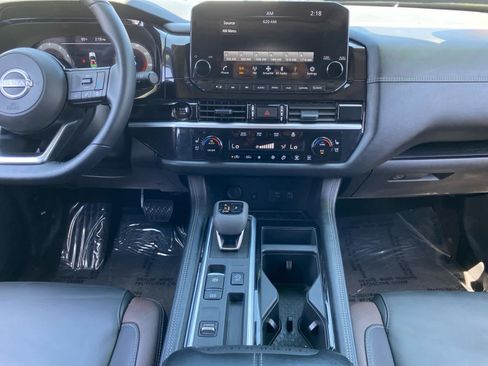Used 2025 Nissan Pathfinder Platinum FWD image 11