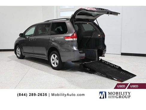 Used 2014 Toyota Sienna LE FWD image 1