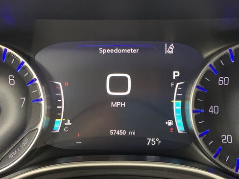 Used 2024 Chrysler Pacifica Touring-L FWD image 32