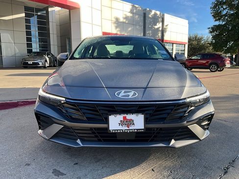 Used 2025 Hyundai Elantra Limited image 4