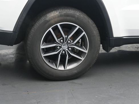 Used 2017 Jeep Grand Cherokee Limited AWD/4WD image 10