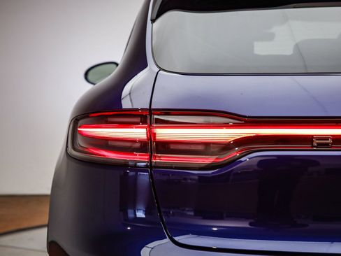 Certified 2025 Porsche Macan image 8