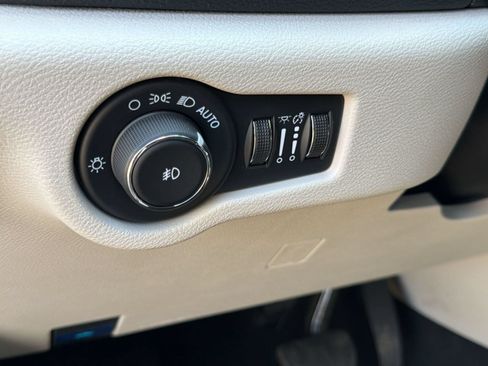 Used 2024 Chrysler Pacifica Touring-L FWD image 18