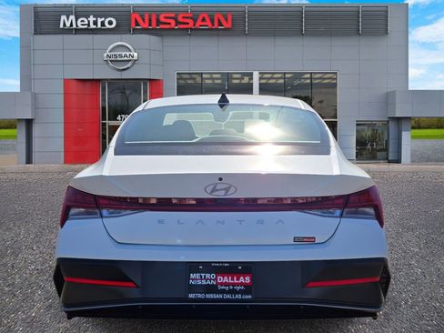 Used 2025 Hyundai Elantra SEL image 5