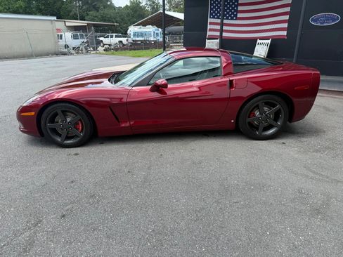Used 2007 Chevrolet Corvette Coupe w/ Performance Package RWD image 2
