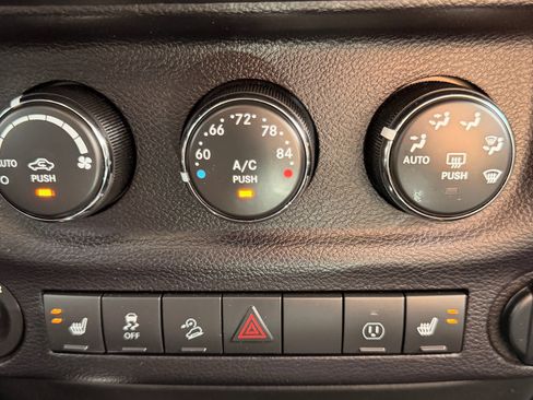 Used 2014 Jeep Wrangler Unlimited Rubicon AWD/4WD image 29