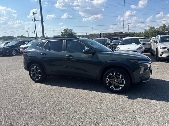Used 2025 Chevrolet Trax LT FWD image 10