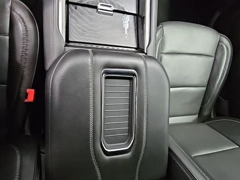 Used 2024 GMC Yukon XL Denali image 23