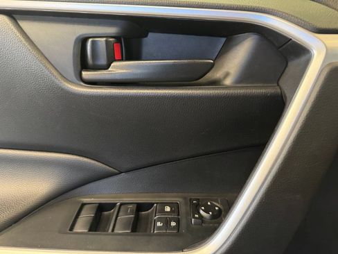 Used 2022 Toyota RAV4 LE AWD/4WD image 18