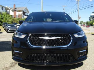 New 2025 Chrysler Pacifica Select image 1