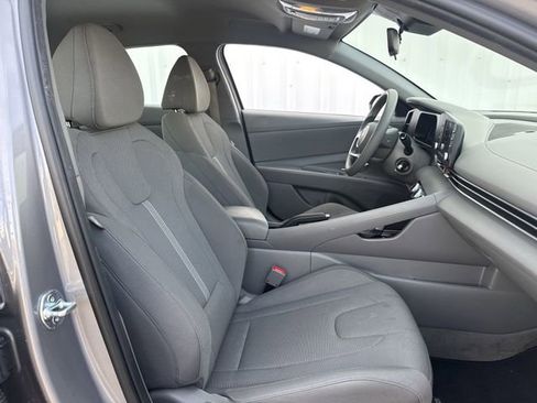 Used 2025 Hyundai Elantra SE image 24
