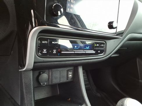 Used 2018 Toyota Corolla LE image 18