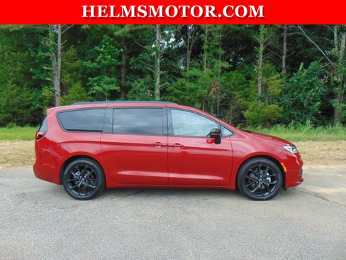 Certified 2025 Chrysler Pacifica Limited FWD image 13