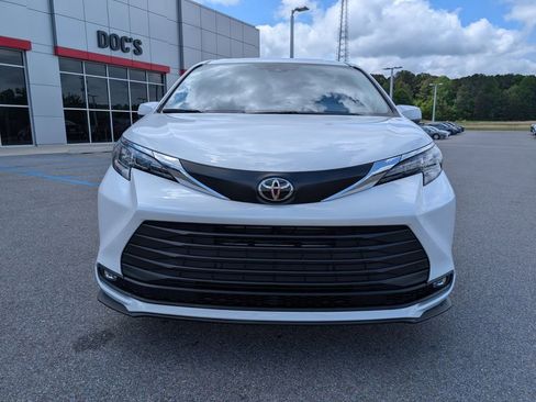 New 2026 Toyota Sienna XLE image 8