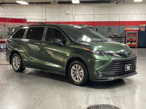 Used 2025 Toyota Sienna XLE image 2