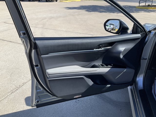 Used 2019 Toyota Camry XLE FWD image 7