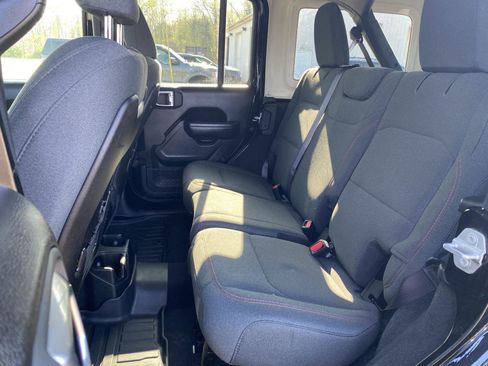 Used 2025 Jeep Wrangler Unlimited Rubicon w/ Convenience Group AWD/4WD image 28