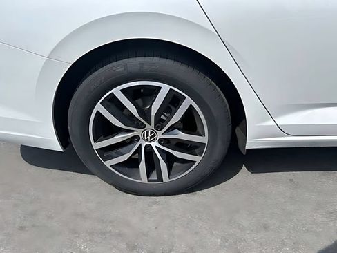 Used 2025 Volkswagen Jetta SE FWD image 11