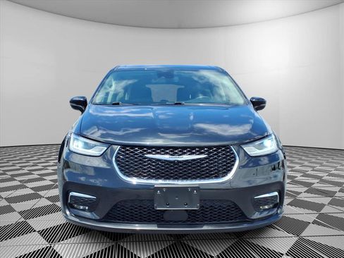 Used 2024 Chrysler Pacifica Limited FWD image 2