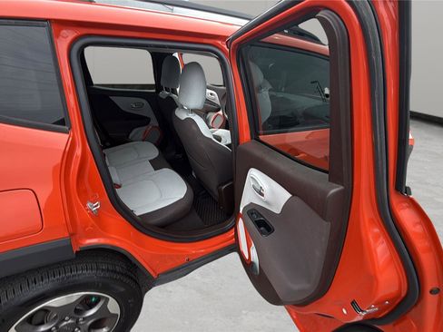 Used 2016 Jeep Renegade Latitude w/ Cold Weather Group image 24