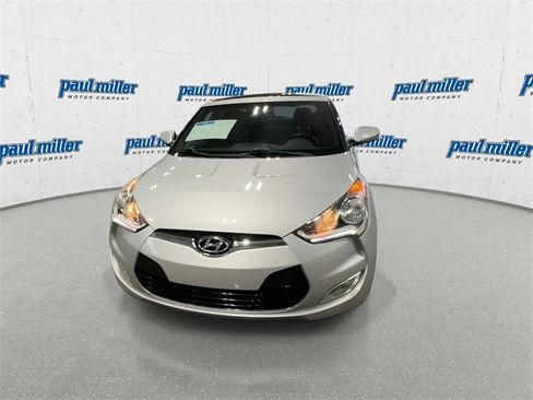 Used 2017 Hyundai Veloster Value Edition image 4