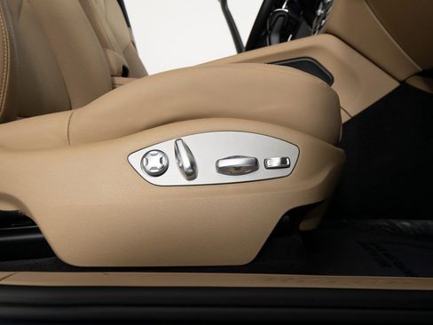 Certified 2025 Porsche Macan image 34